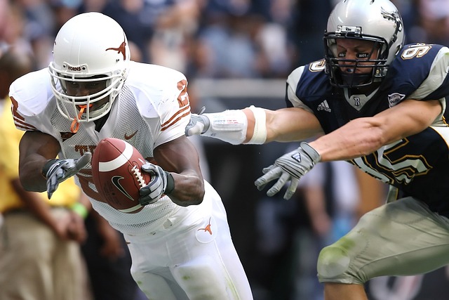 越南一客车翻车 致3死27伤.